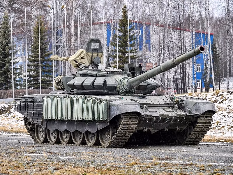 M1 Abrams sử dụng áo giáp tổng hợp Chobham nhiều lớp, mang lại khả năng bảo vệ vượt trội trước vũ khí chống tăng. Trong khi đó, T-72B3 sử dụng kết hợp áo giáp composite và áo giáp phản ứng nổ Kontakt-5. Cả hai xe tăng đều có khả năng phòng thủ chắc chắn, nhưng M1 Abrams lại có lợi thế hơn nhờ công nghệ giáp tiên tiến và thiết kế mang lại an toàn cao cho kíp lái, kể cả khi trúng đạn xuyên.