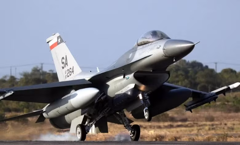 F-16 có tốc độ tối đa là Mach 2 (2120 km/h), tầm bay tối đa 4220 km (khi mang 2 thùng nhiên liệu phụ). Bán kính chiến đấu của F-16 là 550 km khi mang theo 4 quả bom 454 kg. Trần bay 15.239 m, tốc độ lên cao 254 m/s.