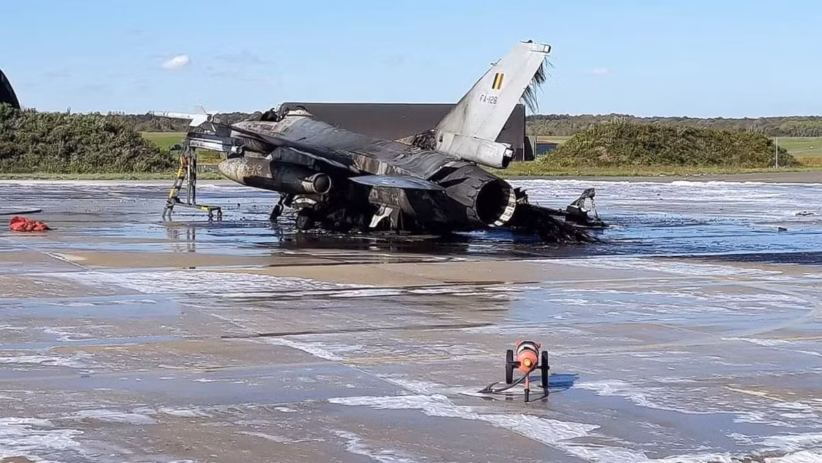 Đã có 895 chiếc F-16 gặp phải tai nạn (chiếm 19,87% tổng số F-16 được chế tạo), trung bình mỗi năm có 22,4 chiếc F-16 gặp tai nạn trên khắp thế giới. Trong số những chiếc bị tai nạn thì có 659 chiếc bị phá hủy hoàn toàn (chiếm 14,6% tổng số F-16 được chế tạo), nghĩa là cứ 7 chiếc F-16 được sản xuất thì đã có trên 1 chiếc bị phá hủy do tai nạn.