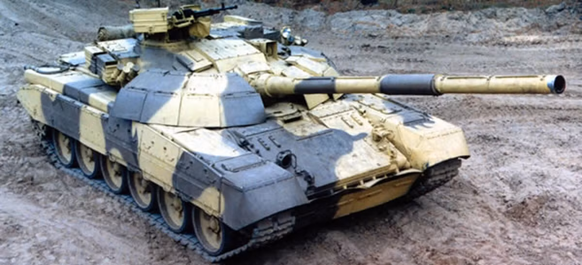 Về mặt trực quan, xe tăng T-72AG hiện đại hóa được tăng cường các module giáp phản ứng nổ thế hệ 3 mang tên Nozh, giúp nâng cao đáng kể khả năng bảo vệ trước các loại đạn xuyên lõm hai tầng và thậm chí cả đạn xuyên động năng tiên tiến.