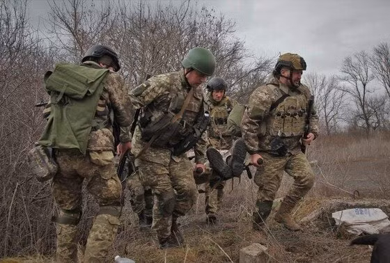 Vì vậy, nếu không có hệ thống công sự chuẩn bị trước, Quân đội Ukraine chỉ có thể rút lui ngày càng sâu, tạo cơ hội cho quân Nga tiến sâu vào các khu vực do Quân đội Ukraine kiểm soát. Đồng thời quân Nga sẽ dễ dàng phong tỏa, cắt đứt các tuyến đường tiếp tế giữa các điểm phòng thủ quan trọng tại Donestk.