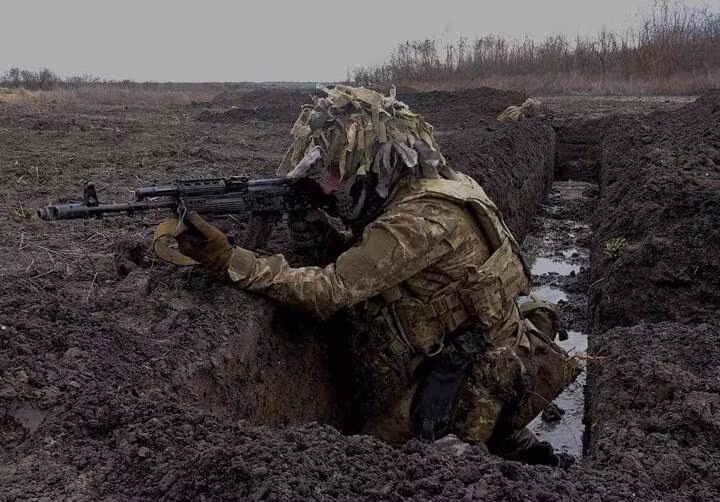 Hơn nữa, chiến lược vừa rút lui vừa chờ hỗ trợ từ phía sau của Quân đội Ukraine rõ ràng không thể ngăn chặn được các đòn tấn công của Nga. Bởi vì sau khi Quân đội Ukraine rút lui về các làng mạc và thị trấn phía sau, họ chỉ có thể tạm thời xây dựng một số chiến hào sơ sài và chúng không thể chống đỡ được dưới làn hỏa lực của Nga.