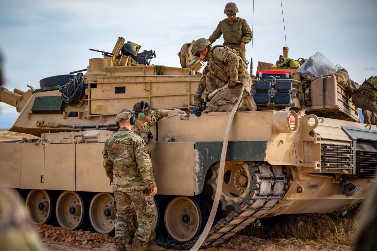 Không giống như Leopard 2A6 và Challenger 2 được lấy trực tiếp từ kho vũ khí của Đức và Anh, những chiếc xe tăng Abrams do Mỹ cung cấp cho Ukraine đã được chế tạo đặc biệt để xuất khẩu vì vậy có khả năng kém hơn đáng kể so với xe tăng do Quân đội Mỹ trang bị.