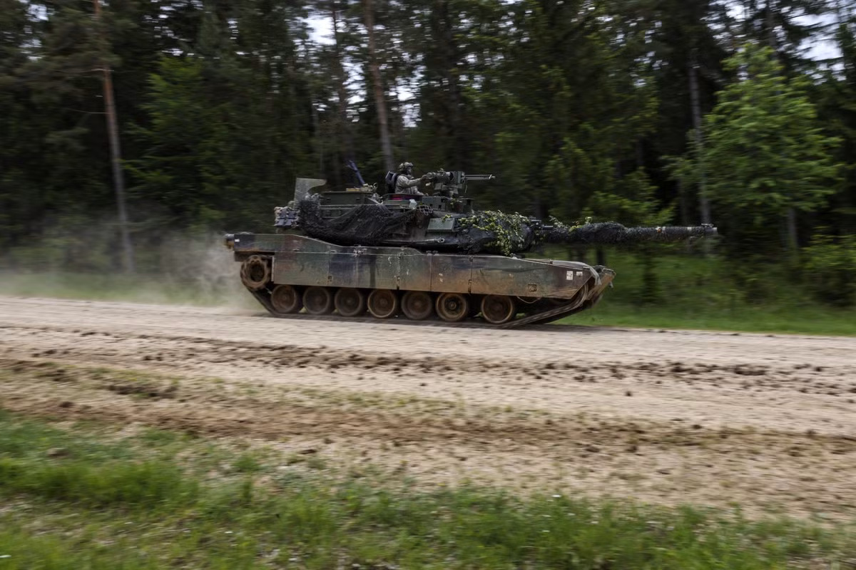 Abrams là chiếc cuối cùng trong số ba chiếc xe tăng hiện đại nhất mà phương Tây cung cấp cho Ukraine, sau Leopard 2 của Đức và Challenger 2 của Anh. Vào thời điểm xe tăng Mỹ được giao, những chiếc Leopard 2 đã bị tổn thất nặng nề trên chiến trường và hai chiếc Challenger 2 đã bị phá hủy.