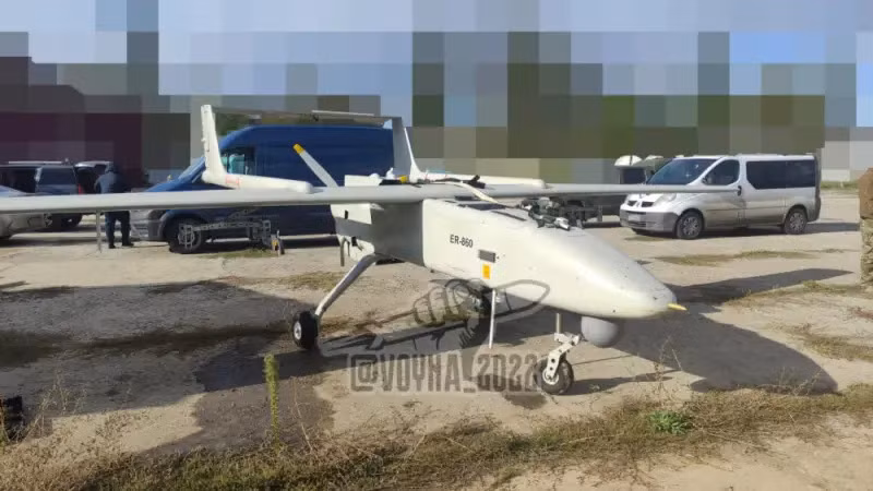 Một chiếc UAV, được cho là Mohajer-6 của Iran, xuất hiện trong đoạn video quay tại Crimea vào tháng 6/2023, khi bị tên lửa phòng không bắn trúng, dẫn đến cháy và rơi xuống. Ảnh: Imp-navigator.livejournal.com.