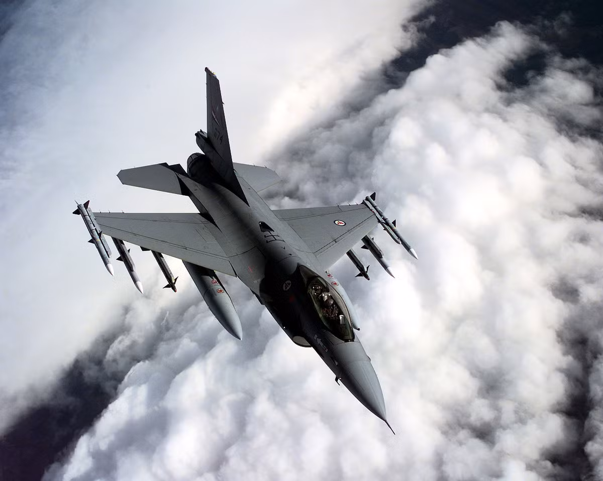 Lô máy bay F-16 đầu tiên được chỉ định cho Ukraine dự kiến sẽ sớm đến. Mặc dù các chi tiết cụ thể được giữ bí mật để đảm bảo vận chuyển an toàn, nhưng có khả năng rất cao là những máy bay phản lực này đã đến Ukraine.