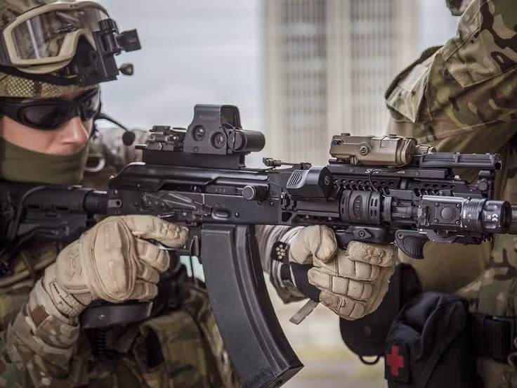 AK Alpha FSB có một bộ hoàn chỉnh bao gồm tất cả các thiết bị ngắm bắn. Trên thực tế, đây là bộ phận đắt tiền nhất của vũ khí. Cụ thể, súng được gắn thiết bị chỉ định mục tiêu Perst-4, có giá 2.500 đô la, kết hợp tia laser và đèn pin ở cả quang phổ nhìn thấy và vô hình (loại sau này chỉ được nhìn thấy bằng kính đặc biệt mà các đặc nhiệm có).