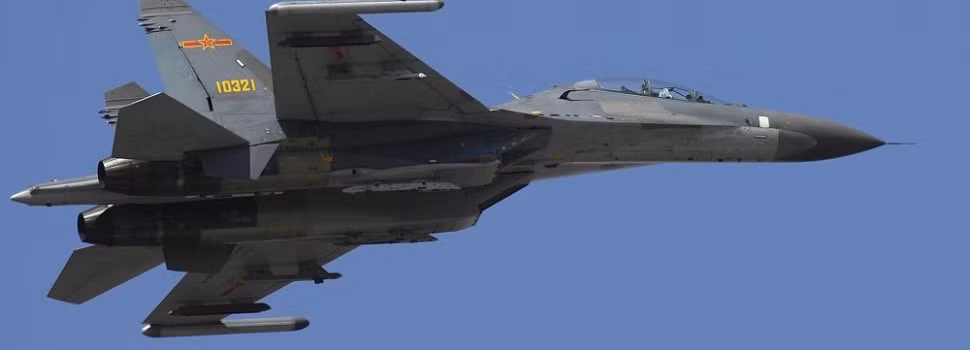 Nhiều chuyên gia Trung Quốc cho rằng Su-27CM3 phiên bản nội địa có một số sửa đổi và cải tiến để tăng hiệu suất, tiết kiệm nhiên liệu và khả năng bảo trì. Những nâng cấp này thường được thiết kế để nâng cao khả năng hoạt động của máy bay và kéo dài tuổi thọ của máy bay. Ảnh: Máy bay Su-27SM3 do Trung Quốc phát triển.