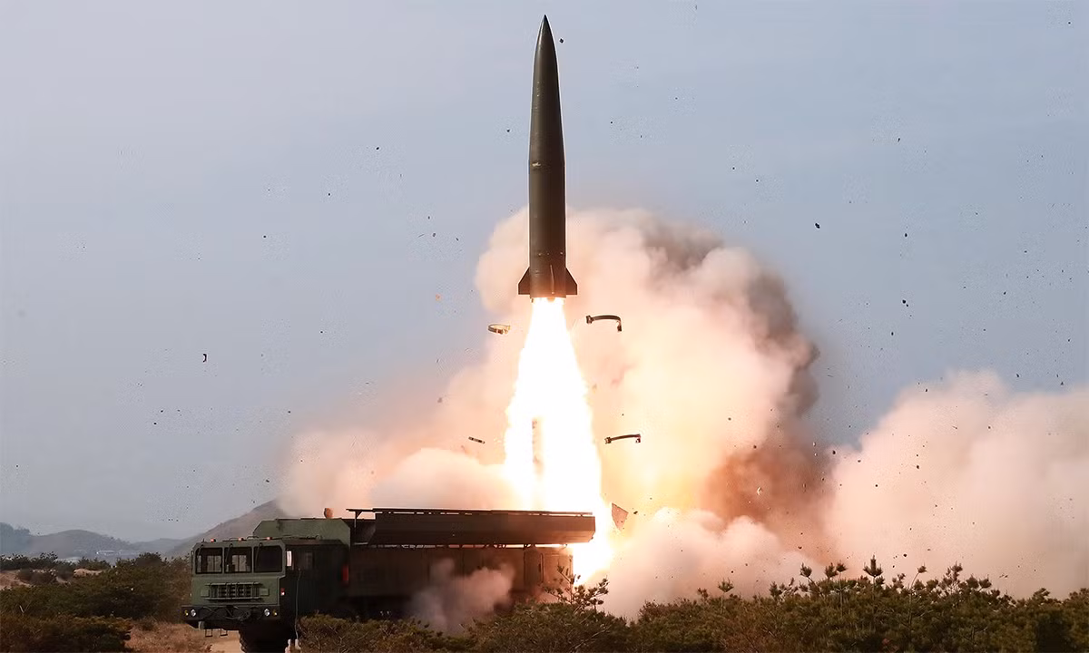 KN-23B là đối thủ nặng ký cho danh hiệu loại tên lửa đạn đạo tầm ngắn, phóng từ mặt đất uy lực hàng đầu thế giới (những loại tên lửa đạn đạo đất đối đất có tầm bắn dưới 1.000 km).
