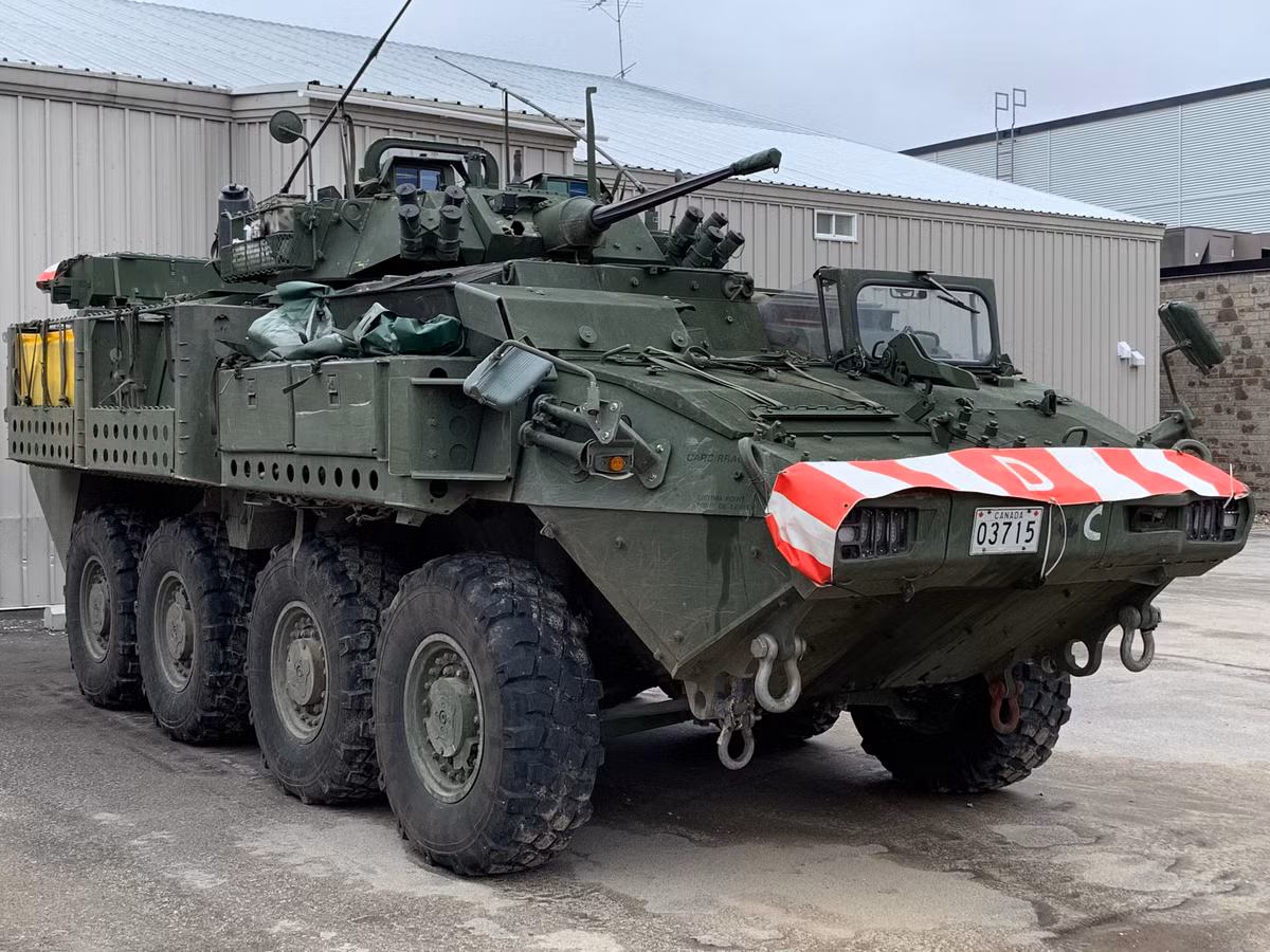 Canada cũng đã tặng 39 xe bọc thép hỗ trợ chiến đấu (VBSC), một xe cứu hộ, 4 hệ thống lựu pháo M777 cùng phụ tùng và đạn dược, đạn 155mm và đạn huấn luyện 105mm dành cho xe tăng.