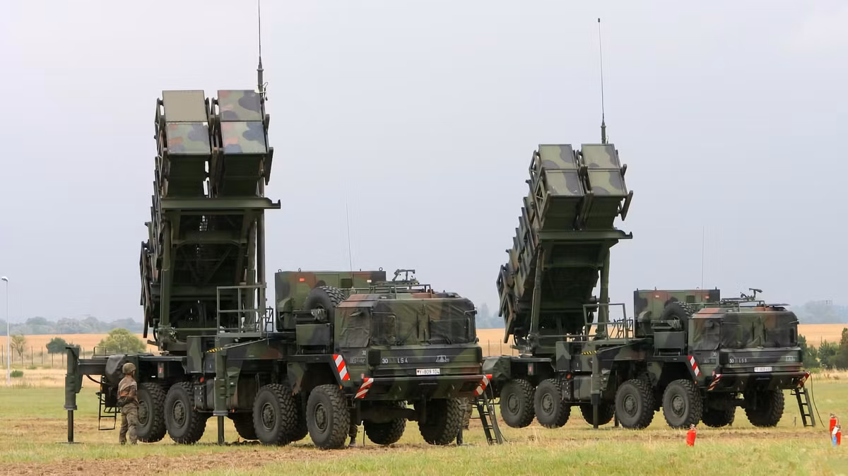 Ông nói thêm, “Mục tiêu của chúng tôi là sẽ triển khai hệ thống phòng không Patriot tương tự như việc thực hiện nhiệm vụ kiểm soát trên không… Kế hoạch này sẽ không chỉ diễn ra luân phiên trong vài tháng mà sẽ bao gồm tất cả các tháng theo lịch của chúng tôi và nó sẽ tăng cường đáng kể khả năng phòng không của đất nước”. Ảnh: Gagadget.