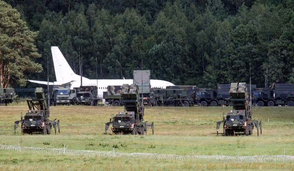 Phạm vi radar của hệ thống Patriot có thể cung cấp vùng bao phủ sâu vào không phận của cả Kaliningrad và Belarus. Thông báo trên được đưa ra trong bối cảnh NATO đang có nhiều hoạt động mở rộng việc triển khai các hệ thống tác chiến trên không gần lãnh thổ Nga, xu hướng gia tăng đáng kể từ khi Phần Lan gia nhập NATO vào tháng 4/2023, làm tăng gấp đôi biên giới của liên minh với Nga. Ảnh: Defense News.