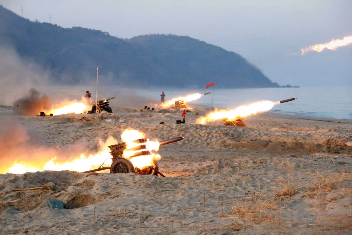 Triều Tiên phát triển các mẫu UAV mới trong bối cảnh nước này tuyên bố không còn theo đuổi "thống nhất" với Hàn Quốc. Trong thời gian gần đây, cả hai bên có nhiều hành động gây căng thẳng và có nguy cơ bùng phát thành một cuộc xung đột.