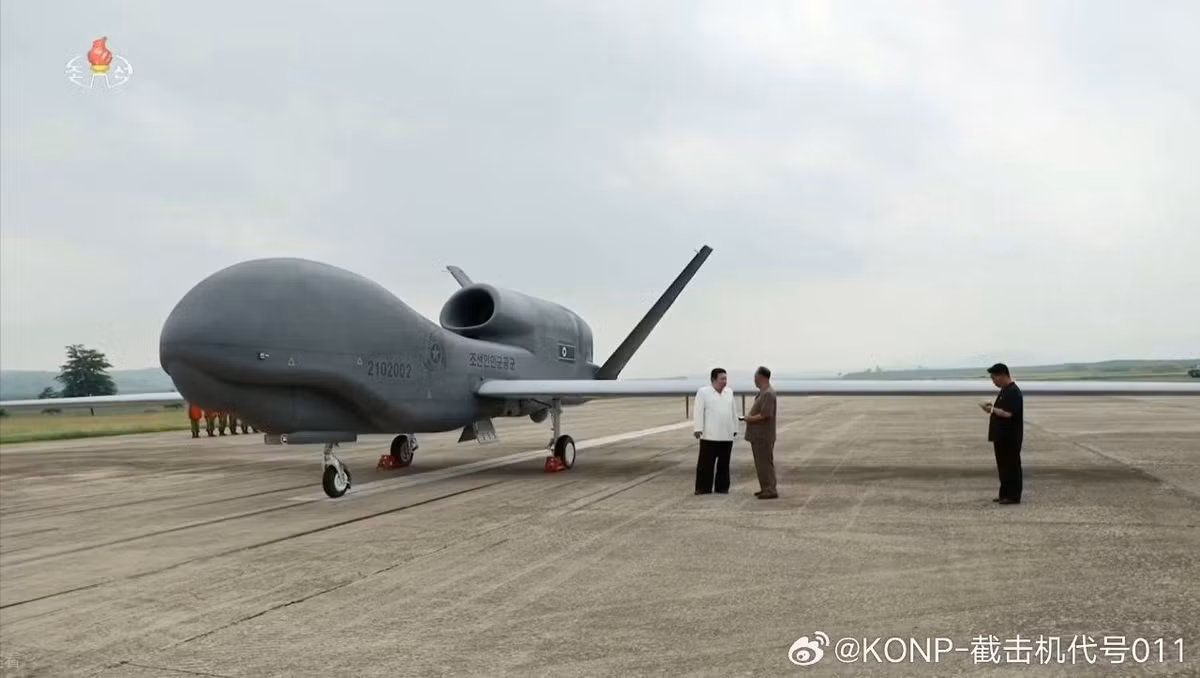 Trong đoạn tư liệu, ngoài việc thử súng bắn tỉa và lái xe bọc thép chở quân, ông Kim còn thị sát các máy bay không người lái được chế tạo trong nước. Thời gian quay phim không được tiết lộ, nhưng trang phục của ông Kim cho thấy chuyến thăm dường như diễn ra vào mùa hè hoặc mùa thu năm 2023.