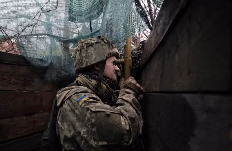 So với thị trấn Bakhmut, sức mạnh phòng thủ của Quân đội Ukraine ở Chasov Yar được đánh gía là tốt hơn nhiều. Trước hết, về mặt công sự, Chasov Yar có hệ thống công sự liên hoàn, vững chắc, với lợi thế địa hình dốc.