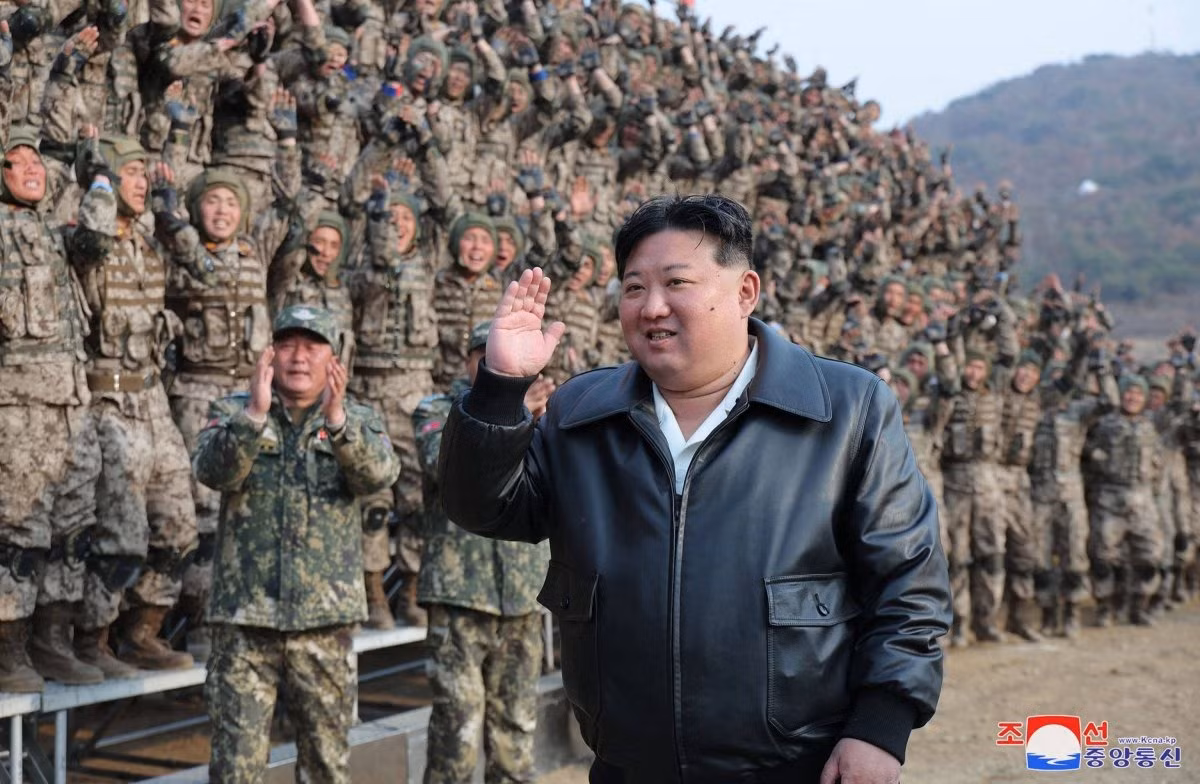 Chủ tịch Đảng Lao động Triều Tiên Kim Jong Un đã quan sát các cuộc tập trận mới nhất cũng như những lần trước, ông ca ngợi lực lượng không quân và nhấn mạnh rằng họ đã được huấn luyện rõ ràng “không chỉ về mặt tư tưởng và chính trị mà còn về quân sự, kỹ thuật và thể chất”. Ảnh: Asharq Al-Awsat.