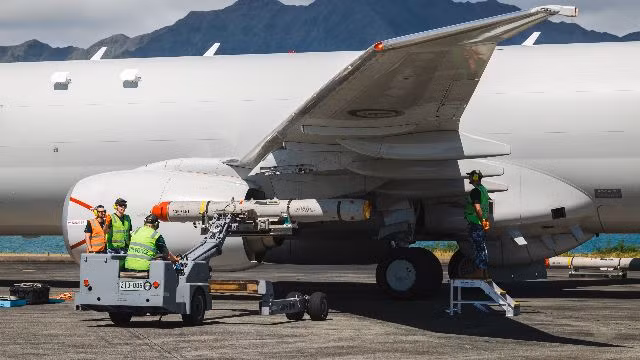 Trong cuộc tập trận, máy bay P-8 Poseidon bay từ Căn cứ Hickam và dừng tại Kaneohe đã được trang bị thành công hai tên lửa AGM-84J Harpoon để kiểm tra khả năng xử lý vũ khí. Mục tiêu chính là nạp vũ khí hiệu quả và an toàn, với quy trình chi tiết được Bộ Quốc phòng Australia thiết kế nhằm đảm bảo an toàn tối đa. Ảnh: Bộ Quốc phòng Australia.