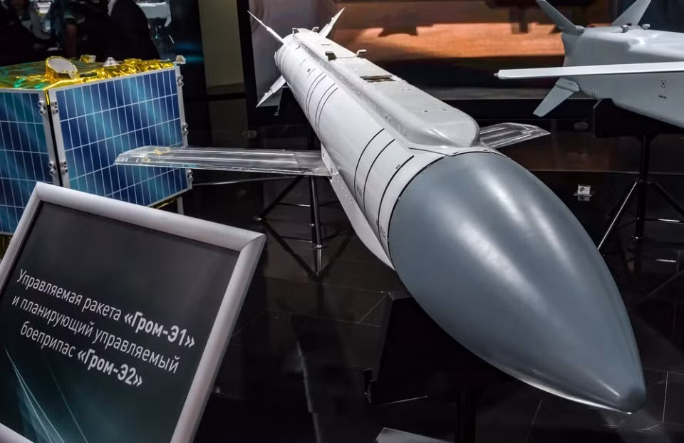 Tên lửa Grom-1 ban đầu được phát triển để triển khai trên các máy bay chiến đấu Su-57, nhưng sau đó nó đã được điều chỉnh để có thể tích hợp trên các hệ thống vũ khí của máy bay Su-34, Su-35 và Su-30. Ảnh: Espreso Global.
