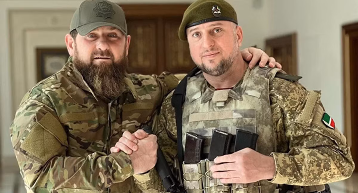 Tướng Alaudinov có mối quan hệ rất thân với lãnh đạo Chechnya Ramzan Kadyrov và Tổng thống Putin. Ông được Novaya Gazeta, một tờ báo tiếng Nga có trụ sở tại Latvia, đánh giá là ứng cử viên tiềm năng thay thế Kadyrov, người được chẩn đoán mắc bệnh viêm tụy vào năm 2019. Theo tờ báo, thông tin về bệnh tình của Kadyrov “đang thúc đẩy Điện Kremlin tìm kiếm người kế nhiệm”.
