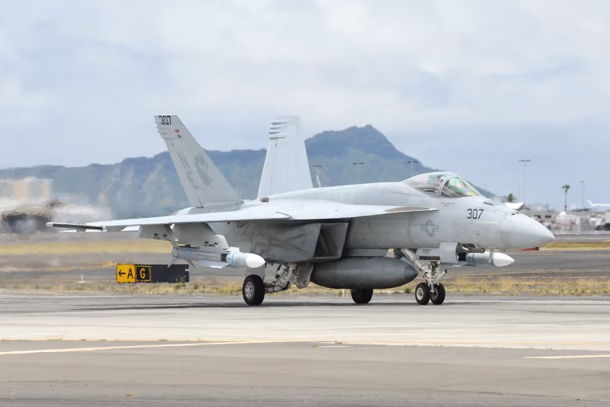 Ngày 2/7/2024, tại cuộc tập trận đa quốc gia RIMPAC 2024 ở Hawaii, hai tên lửa AIM-174B - phiên bản cải tiến dựa trên tên lửa phòng không SM-6 - được phát hiện gắn dưới cánh của F/A-18E Super Hornet thuộc Phi đội VFA-192 "Golden Dragons" trên tàu sân bay USS Carl Vinson khi lăn bánh tại Căn cứ Liên hợp Pearl Harbor-Hickam. Sự xuất hiện của các tên lửa này khẳng định sức mạnh vượt trội và sự chuẩn bị kỹ lưỡng của Hải quân Mỹ trong việc đối phó với các mối đe dọa từ đối thủ tiềm năng. Ảnh: Tên lửa AIM-174B dưới cánh F/A-18E - Aeros808.