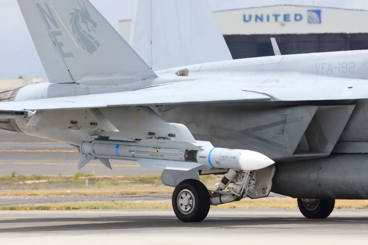 Với tên lửa AIM-174B, Super Hornet sẽ có vũ khí không đối không có thể đối phó với nhiều mối đe dọa trên không từ khoảng cách xa. Đây là một lợi thế lớn so với tên lửa không đối không tầm trung tiên tiến AIM-120 AMRAAM hiện đang sử dụng, và có khả năng xa hơn cả tên lửa chiến thuật tiên tiến chung AIM-260 JATM đang phát triển. Ảnh: Cận cảnh tên lửa AIM-174 - Aeros808.