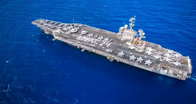 Theo giới phân tích quân sự, máy bay Super Hornet của Hải quân Mỹ dự kiến sẽ tham gia vào bất kỳ xung đột nào mà nước này có thể phải chiến đấu ở khu vực Ấn Độ-Thái Bình Dương. Hải quân Mỹ cũng bắt đầu nhận các biến thể nâng cấp của máy bay này và cũng đặt hàng để bổ sung thêm vào kho vũ khí. Việc trang bị cho máy bay các loại vũ khí tinh vi để tăng cường hiệu suất trở nên cấp thiết như tên lửa SM-6 dường như sẽ là giải pháp hữu hiệu. Ảnh: Tàu sân bay lớp Nimitz USS Carl Vinson tại cuộc tập trận chung RIMPAC 2024 - Hải quân Mỹ.