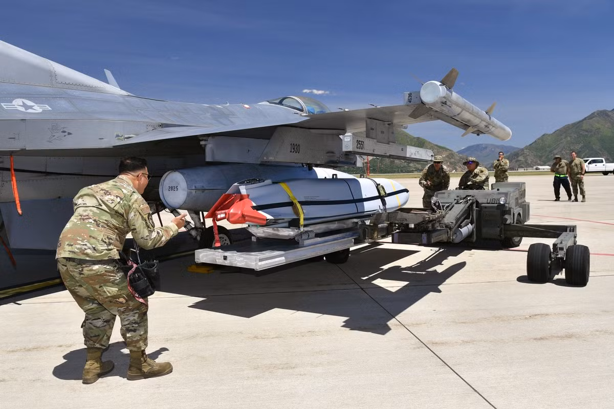 Chuyên gia này cũng nhắc lại rằng JASSM đã từng được sử dụng trong cuộc chiến ở Syria và Nga có khả năng đối phó, nhưng ưu tiên là tiêu diệt các máy bay F-16 mang tên lửa. Ông kết luận rằng các sân bay của Ukraine sẽ tiếp tục bị tấn công bằng vũ khí tầm xa của Nga.