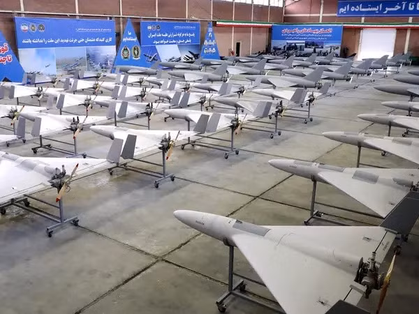 Theo các quan chức tình báo Mỹ, ngoài việc mua hàng nghìn máy bay không người lái từ Iran, Nga còn đồng ý mua thiết bị quân sự trị giá khoảng 2 tỷ USD, bao gồm các hệ thống đối phó máy bay không người lái, rất quan trọng cho các hoạt động trên chiến trường Ukraine.