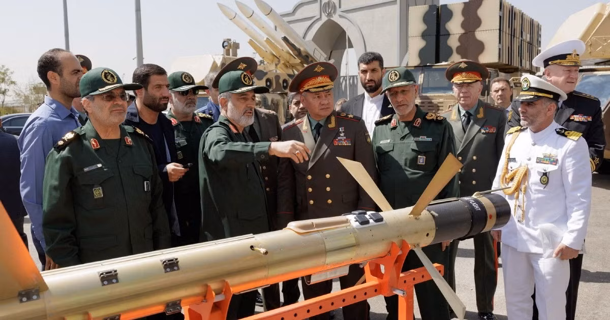 Hợp tác quốc phòng giữa Nga và Iran đang phát triển trên quy mô lớn, không chỉ giới hạn ở việc cung cấp vũ khí. Hai nước còn đang thảo luận về việc cùng chế tạo tên lửa và phóng vệ tinh Iran lên quỹ đạo nhằm tăng cường năng lực không gian của Iran.