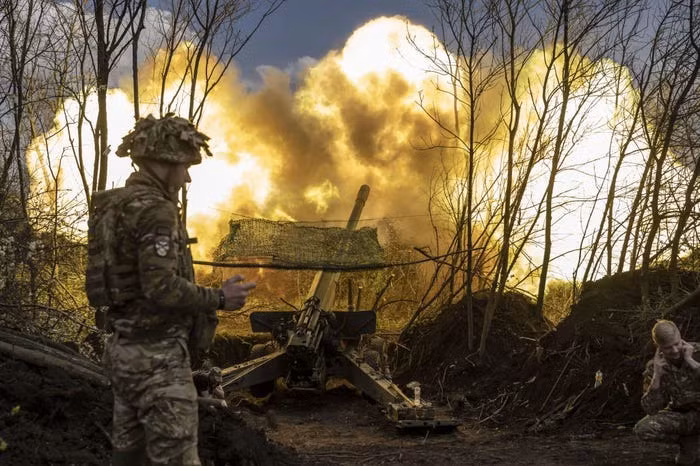 Việc Đảng Cộng hòa Mỹ ngăn chặn gói viện trợ mới cho Ukraine khiến các đơn vị pháo binh của Ukraine chỉ bắn được vài nghìn quả đạn mỗi ngày và chỉ bằng 1/5 so với các khẩu đội pháo của Nga. Ảnh: Business Insider.