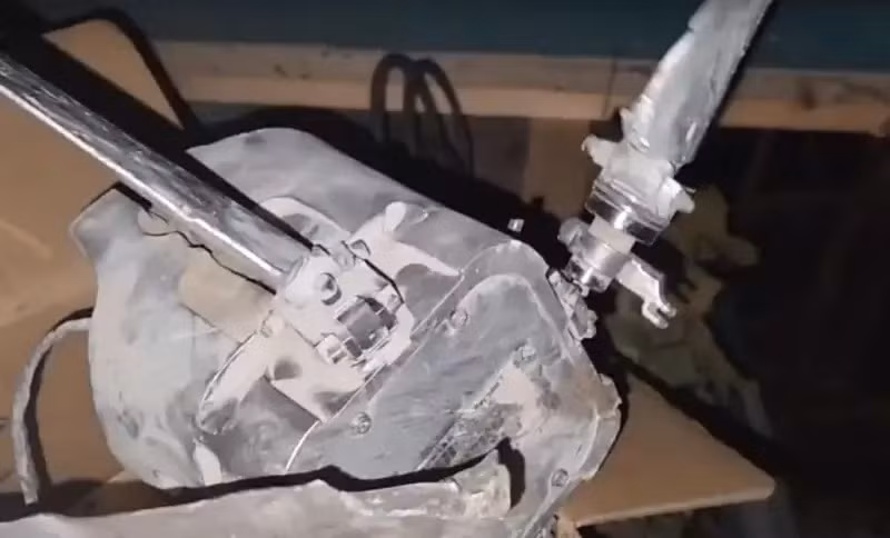 Phía Nga tuyên bố các mảnh vỡ xuất hiện sau cuộc tấn công hôm 13/2 gần Kreminna ở miền đông Ukraine. GLSDB đã được sử dụng để tấn công một cặp bệ phóng tên lửa của Nga ngay phía đông Zhytlivka. Một máy bay không người lái của Ukraina bay trên cao ghi lại hình ảnh các bệ phóng phát nổ tạo thành một quả cầu lửa ấn tượng. Ảnh: Military Review.