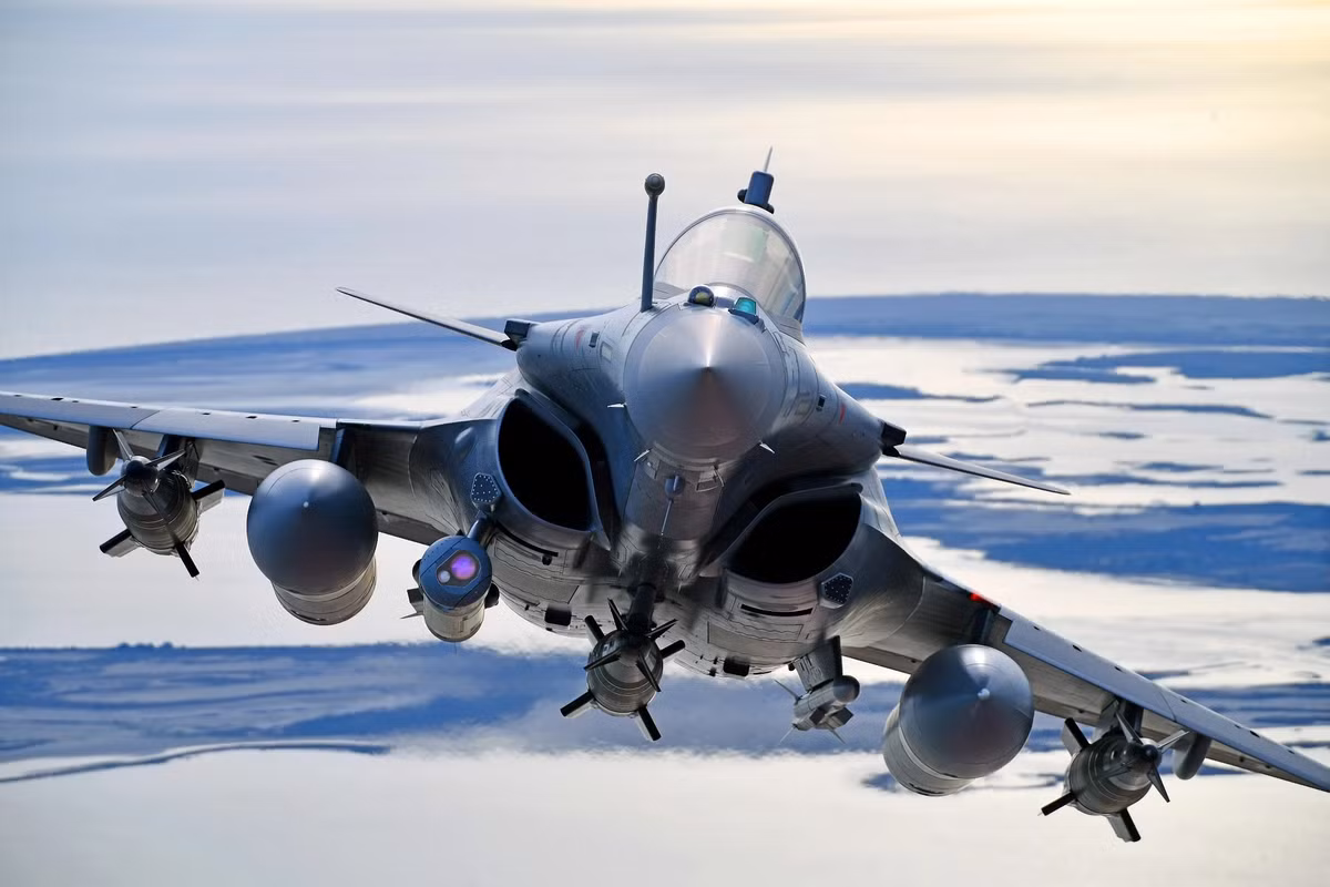 Rafale là máy bay chiến đấu đa chức năng, hai động cơ, cánh tam giác, được sản xuất tại Pháp bởi Tập đoàn Dassault Aviation. Rafale chính thức được đưa vào sản xuất từ tháng 12/1992, nhưng chương trình đã bị đình chỉ do những bất ổn về chính trị và kinh tế thời điểm đó. Ảnh: The Indian Express.
