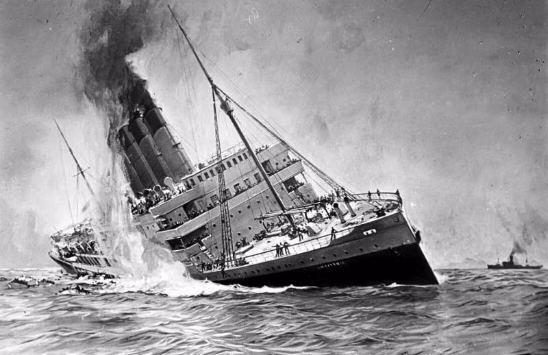 Đến ngày 7/5, tàu Lusitania trúng ngư lôi của Đức khiến con tàu phát nổ và chìm nhanh xuống lòng đại dương sau 18 phút.