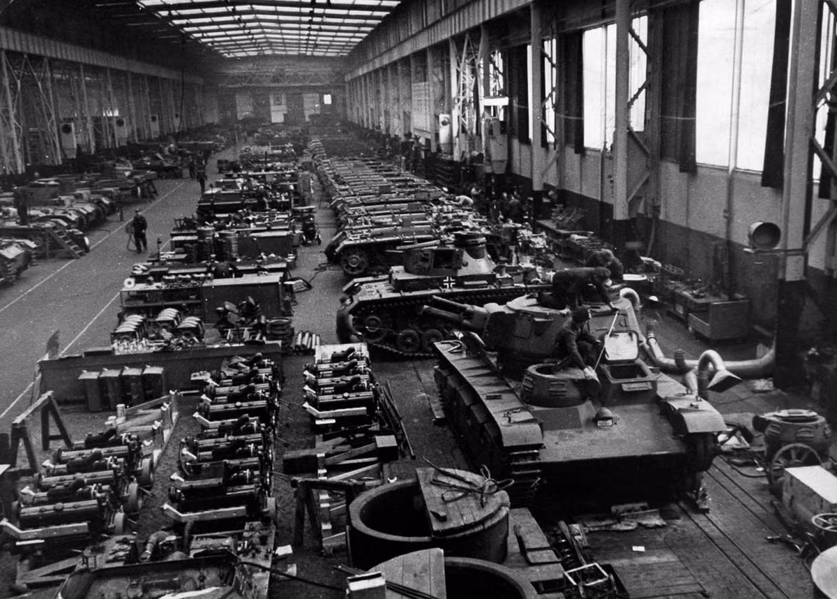 Bên trong một nhà máy sản xuất xe tăng ở Đức năm 1940.