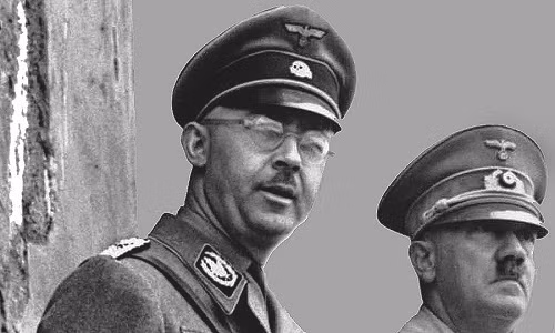 Heinrich Himmler được Quốc trưởng Đức Quốc xã Adolf Hitler từng bước cất nhắc trở thành người đứng đầu SS (cơ quan mật vụ Đức). Do vậy, y trở thành "cánh tay đắc lực" của Hitler trong Thế chiến 2.
