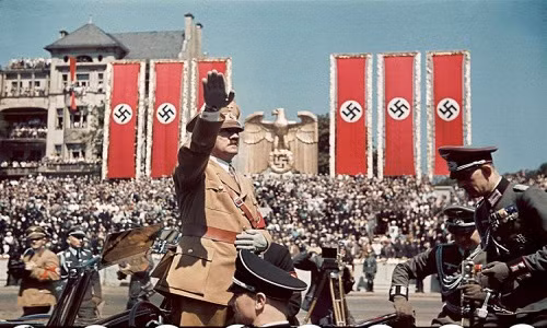 Trùm phát xít Hitler tham gia một sự kiện thu hút đông người tham dự năm 1939.