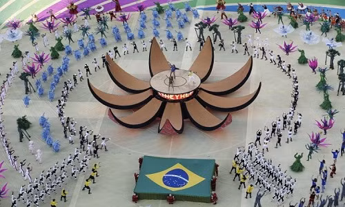 Ca sĩ Jennifer Lopez, Pitbull và Claudia Leitte có màn biểu diễn ấn tượng tại lễ khai mạc World Cup 2014.
