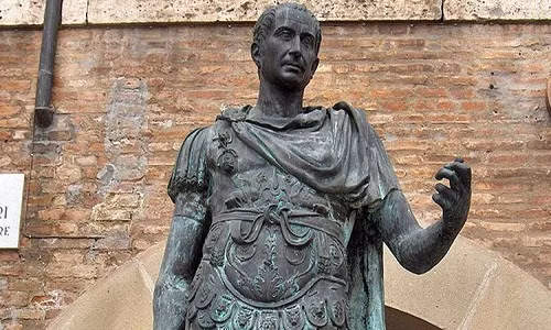 Caesar còn nổi tiếng với chuyện tình với nữ hoàng Ai Cập Cleopatra quyến rũ và quyền lực. Vào năm 44 trước Công nguyên, nhà cầm quân xuất chúng này bị một nhóm thượng nghị sĩ ám sát và qua đời. Mời quý độc giả xem video: Tái hiện trận chiến lịch sử của Napoleon (nguồn: VTC14)