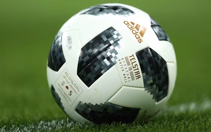 Trái bóng World Cup Telstar 18 là sự kết hợp giữa những thiết kế cố điển từ mẫu của năm 1970 với những công nghệ tiên tiến được tích hợp bên trong như con chip NFC (Near-Field Communications).