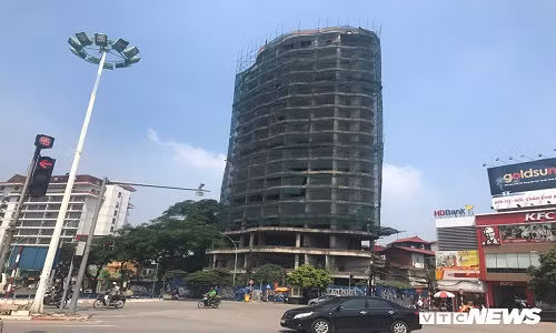 Người dân ở sống ở quanh khu vực Yên Phụ, Âu Cơ (Tây Hồ) chắc hẳn đã rất quen với hình ảnh tòa nhà hoang cao gần 20 tầng bỏ không hàng chục năm nay chưa được hoàn thiện. Tòa nhà này nằm tại vị trí đắc địa đất vàng Hồ Tây, ngay giữa ngã tư đường Thanh Niên và phố Yên Phụ.