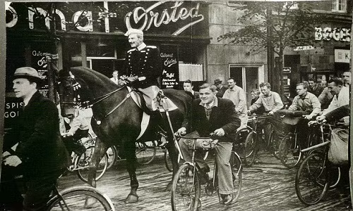 Vua Christian X cưỡi ngựa đi trên đường phố cùng người dân ở Gyldenløvsgade, Copenhagen năm 1940.