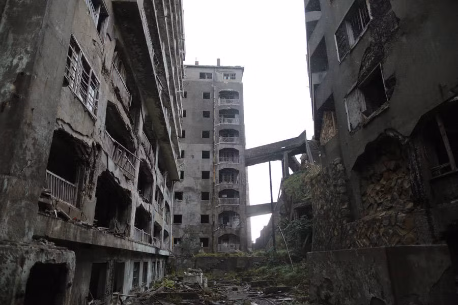Thời kỳ đỉnh điểm năm 1959, hòn đảo Hashima từng là nơi sinh sống của hơn 5.000 người. Do vậy, trường học, sân chơi, phòng gym, rạp chiếu phim, quán bar, nhà hàng, chùa, đền thờ... được xây dựng trên đảo phục vụ nhu cầu của người dân.