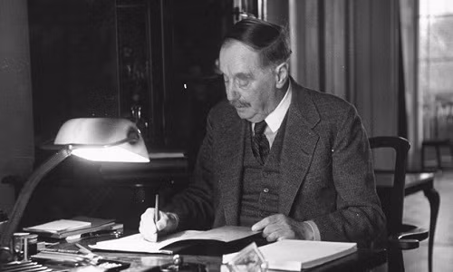Trong cuốn tiểu thuyết "The World Set Free", tác giả H.G. Wells đã dự đoán một loại lựu đạn cầm tay có công nghệ uranium mang sức mạnh cực lớn sẽ đe dọa nghiêm trọng sự sống nhân loại.