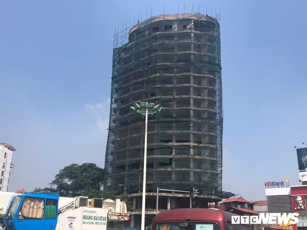 Nhiều người đặt câu hỏi, không biết số phận của dự án này sẽ đi đâu về đâu, khi mà chính chủ đầu tư là nhà thầu Handico cũng đang phải đối phó với những vấn đề tài chính của mình.