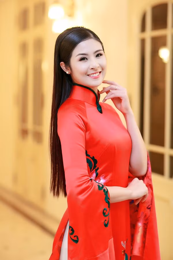 Hoa hậu Việt Nam 2010 - Ngọc Hân tốt nghiệp chuyên ngành Thiết kế thời trang của trường Đại học Mỹ thuật Công nghiệp với tấm bằng xuất sắc.