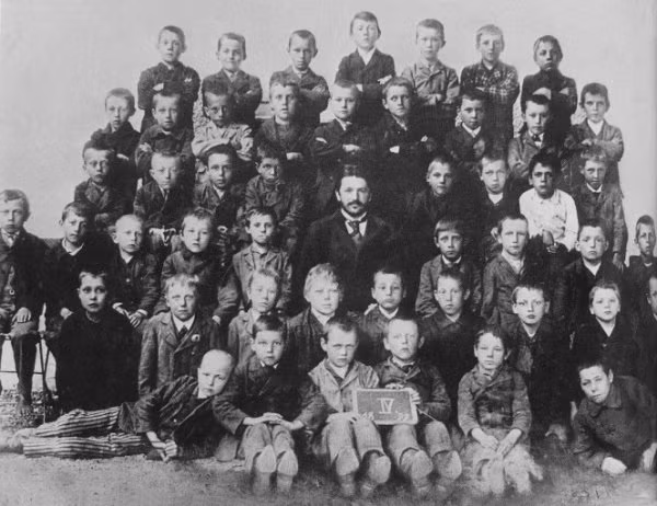 Adolf Hitler ngày nhỏ (chính giữa, hàng cuối cùng) với các bạn học tại Áo năm 1899.