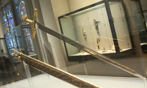 Thanh kiếm huyền thoại Joyeuse của hoàng đế La Mã Charlemagne (742 - 814) là một trong những bảo vật quý giá nhất thế giới.