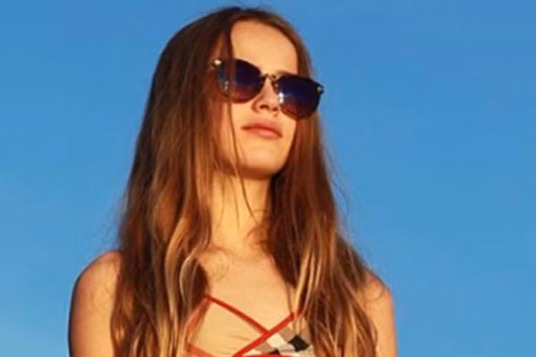 Kristina vẫn là người mẫu trực thuộc LA Model. Cô bé thử nghiệm với một số bộ ảnh quyến rũ hơn so với xưa.