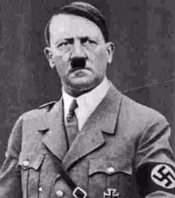 Cha của Hitler là một nhân viên hải quan. Ông làm công việc này trong hơn 40 năm và nghỉ hưu năm 58 tuổi.