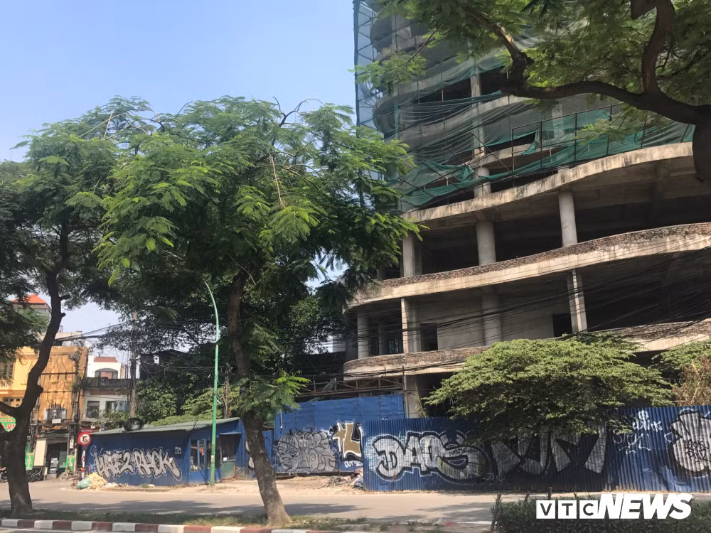 Nhiều nguồn tin cho biết, dự án này do Tổng Công ty Đầu tư và phát triển nhà Hà Nội (Handico) làm nhà thầu xây lắp. Tuy nhiên, trao đổi với PV VTC News, ông Trương Hải Long - Tổng Giám đốc Handico phủ nhận là đơn vị nhà thầu thực hiện thi công công trình này.